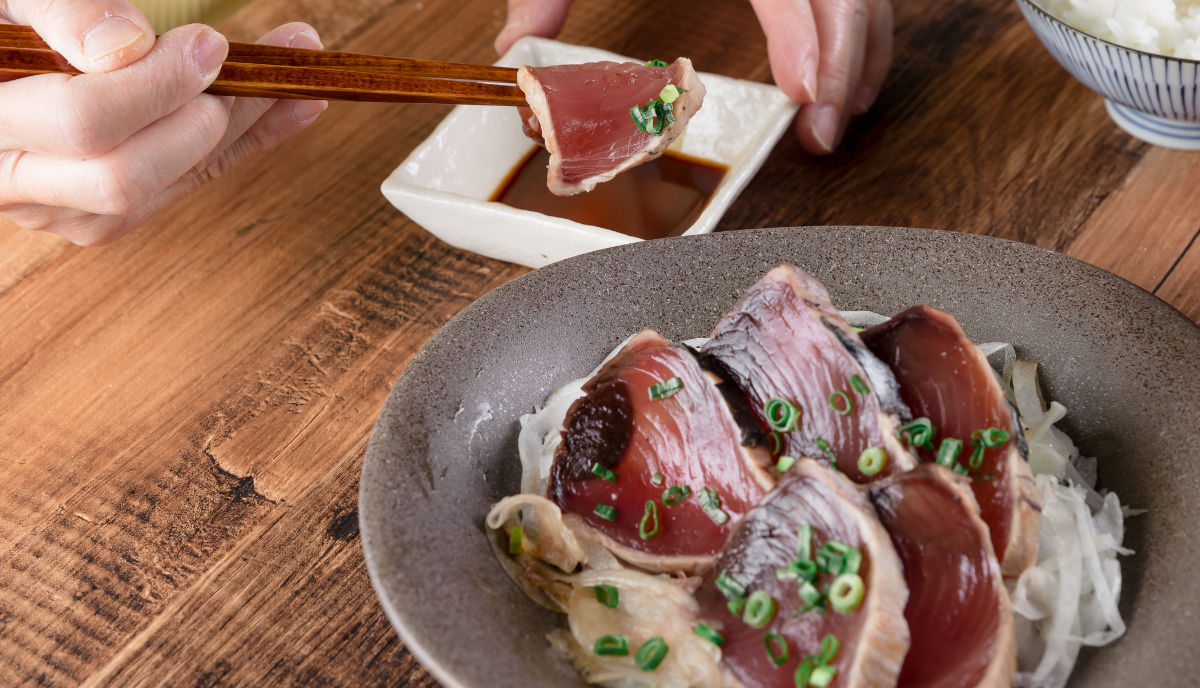 Tataki de bonite accompagné d’une sauce ponzu japonaise