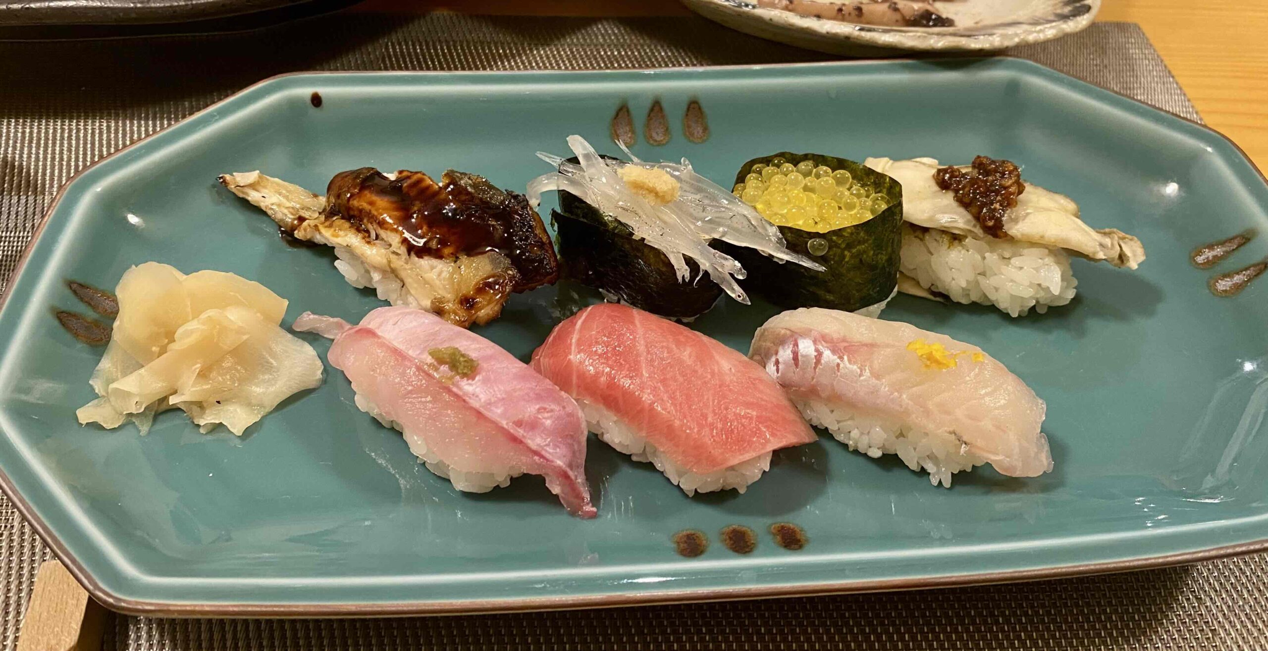 Assortiment de sushi japonais préparé avec du riz vinaigré