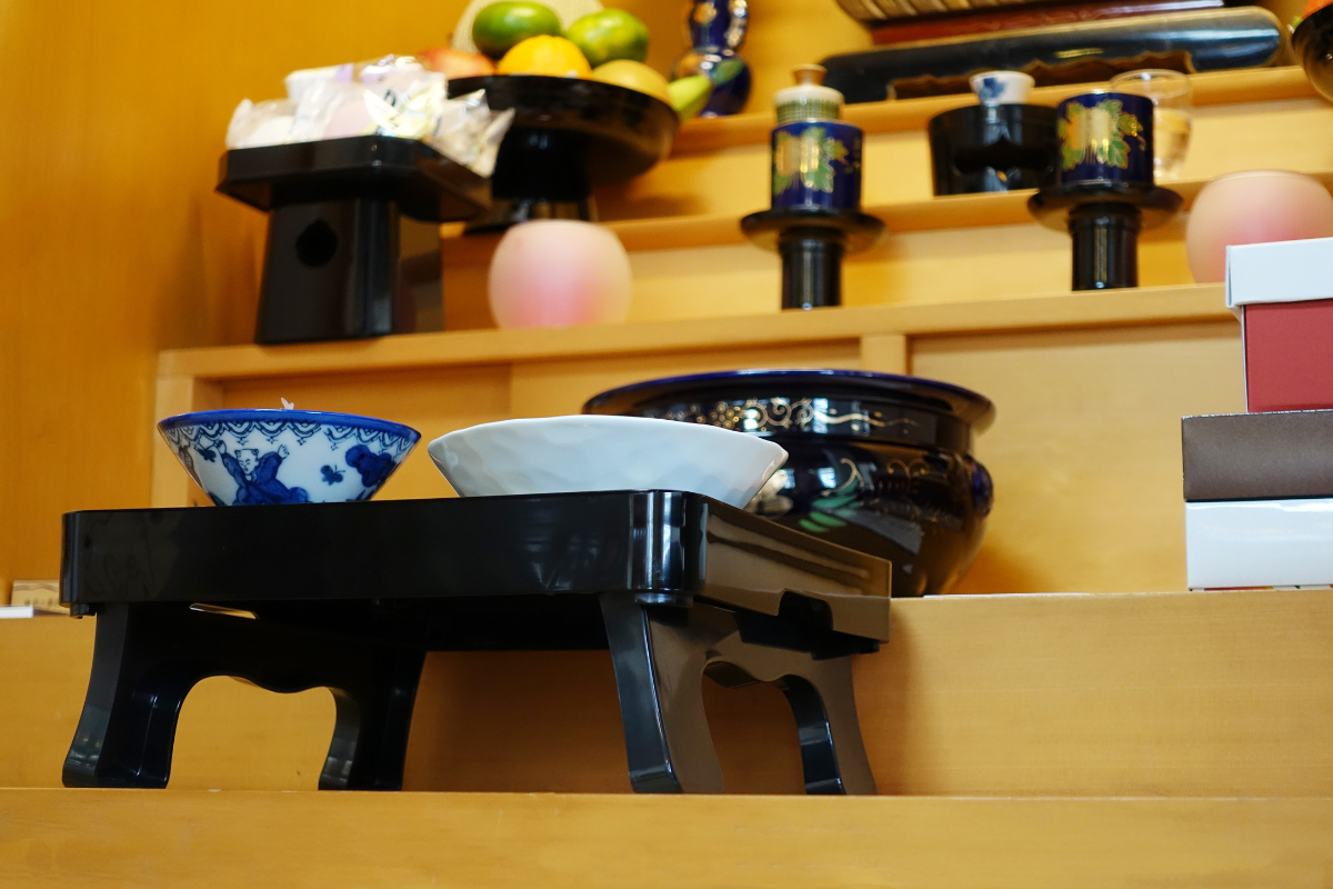 Offrandes alimentaires déposées devant un butsudan, autel bouddhique familial japonais